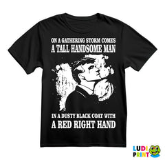 On A Gathering Storm Comes A Tall Handsome Man In A Dusty Black Coat With A Red Right Hand - Peaky Blinders - Majica