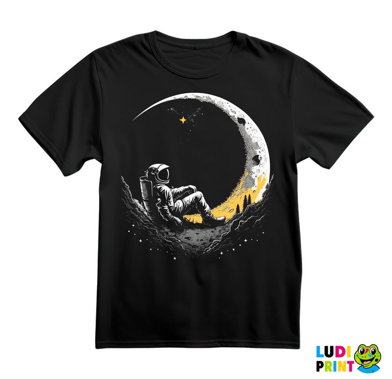 Astronaut Sedi Na Žutom Mesecu - Space - Svemir - Majica