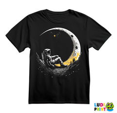 Astronaut Sedi Na Žutom Mesecu - Space - Svemir - Majica
