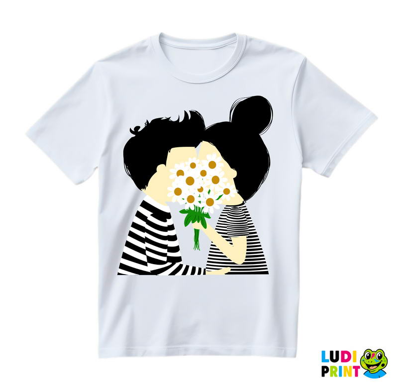 Couple Kissing Behind Daisies - Ljubav - Majica